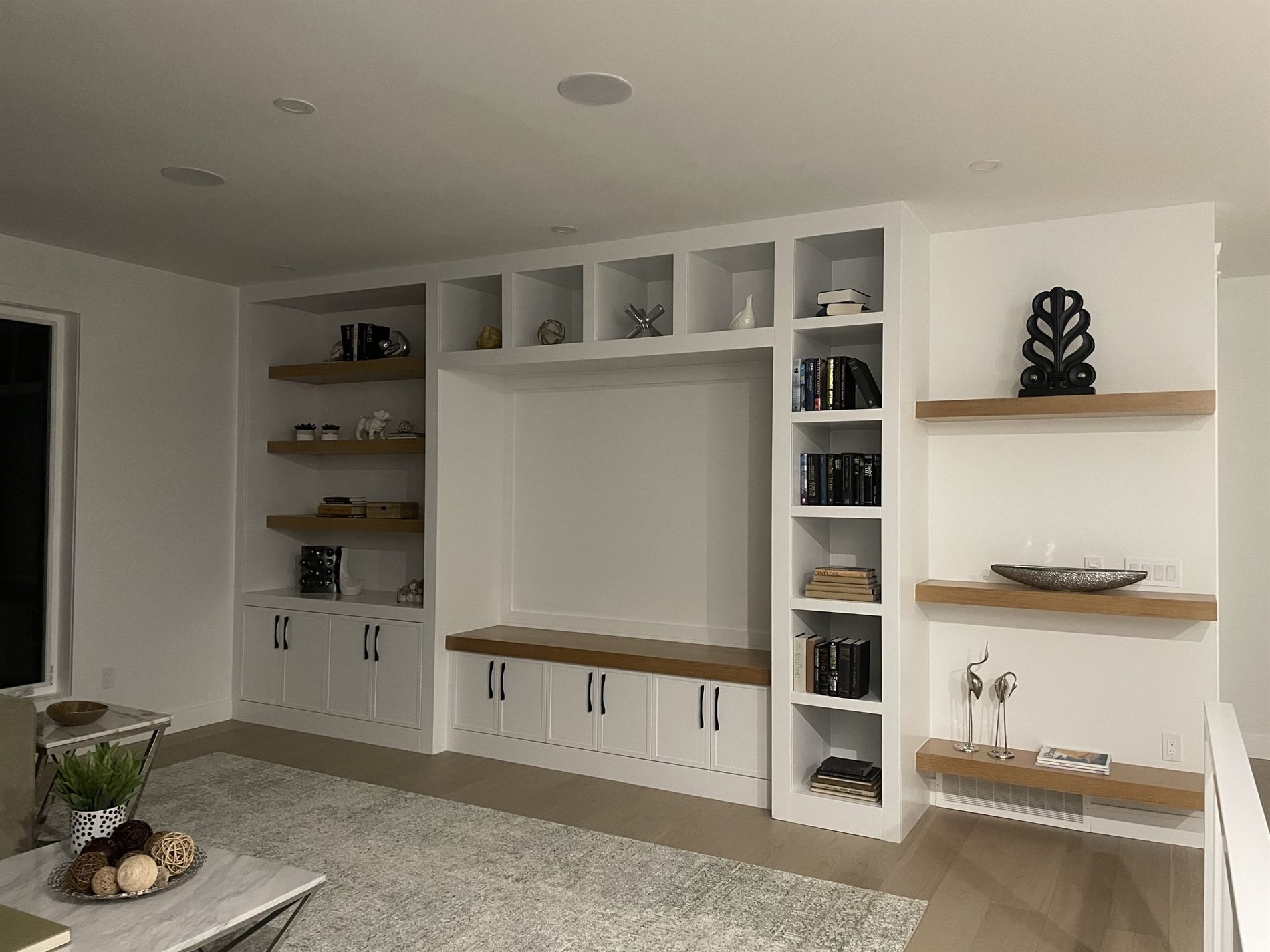 Built-in wall unit with a television niche