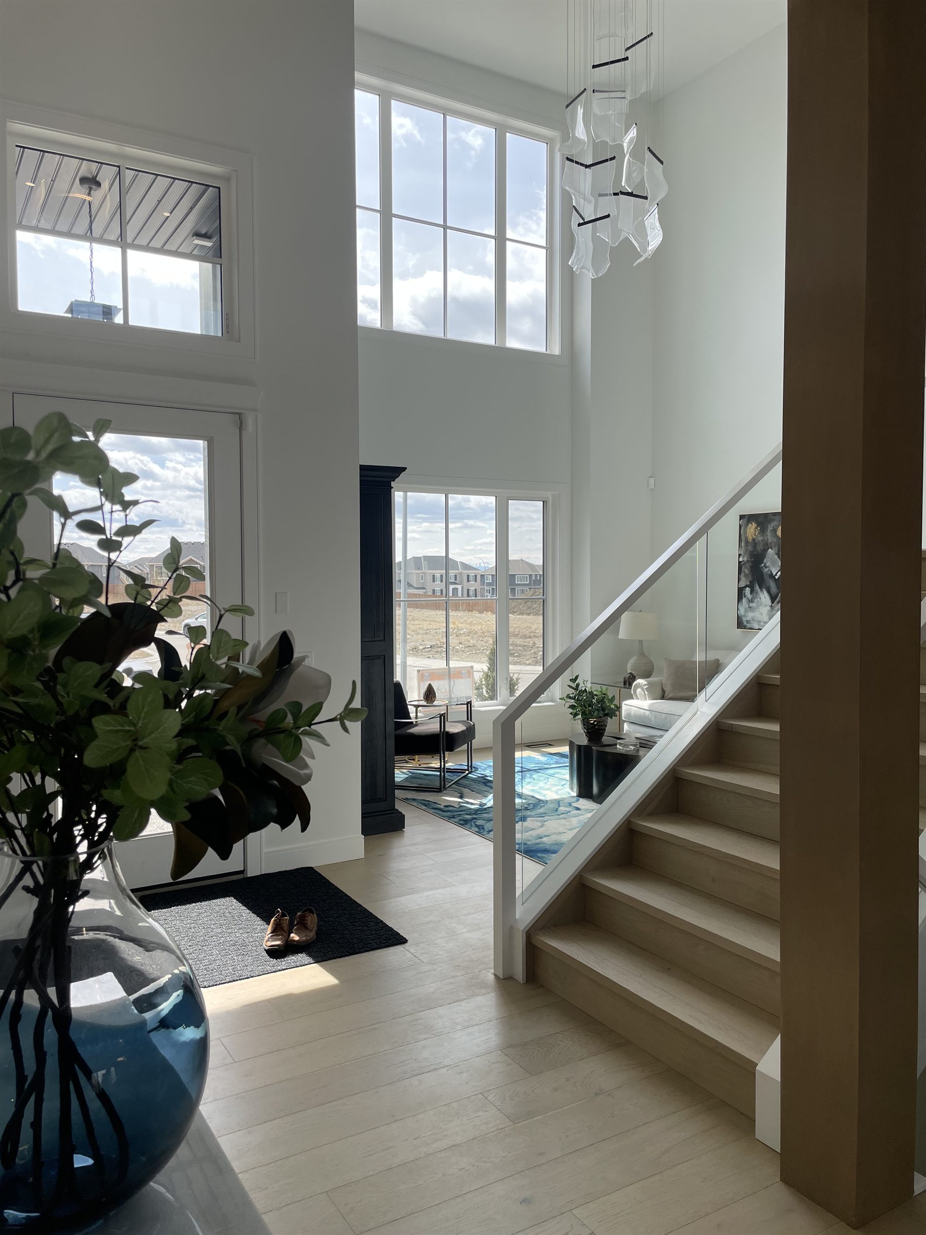 Two-storey foyer and staircase in daylight